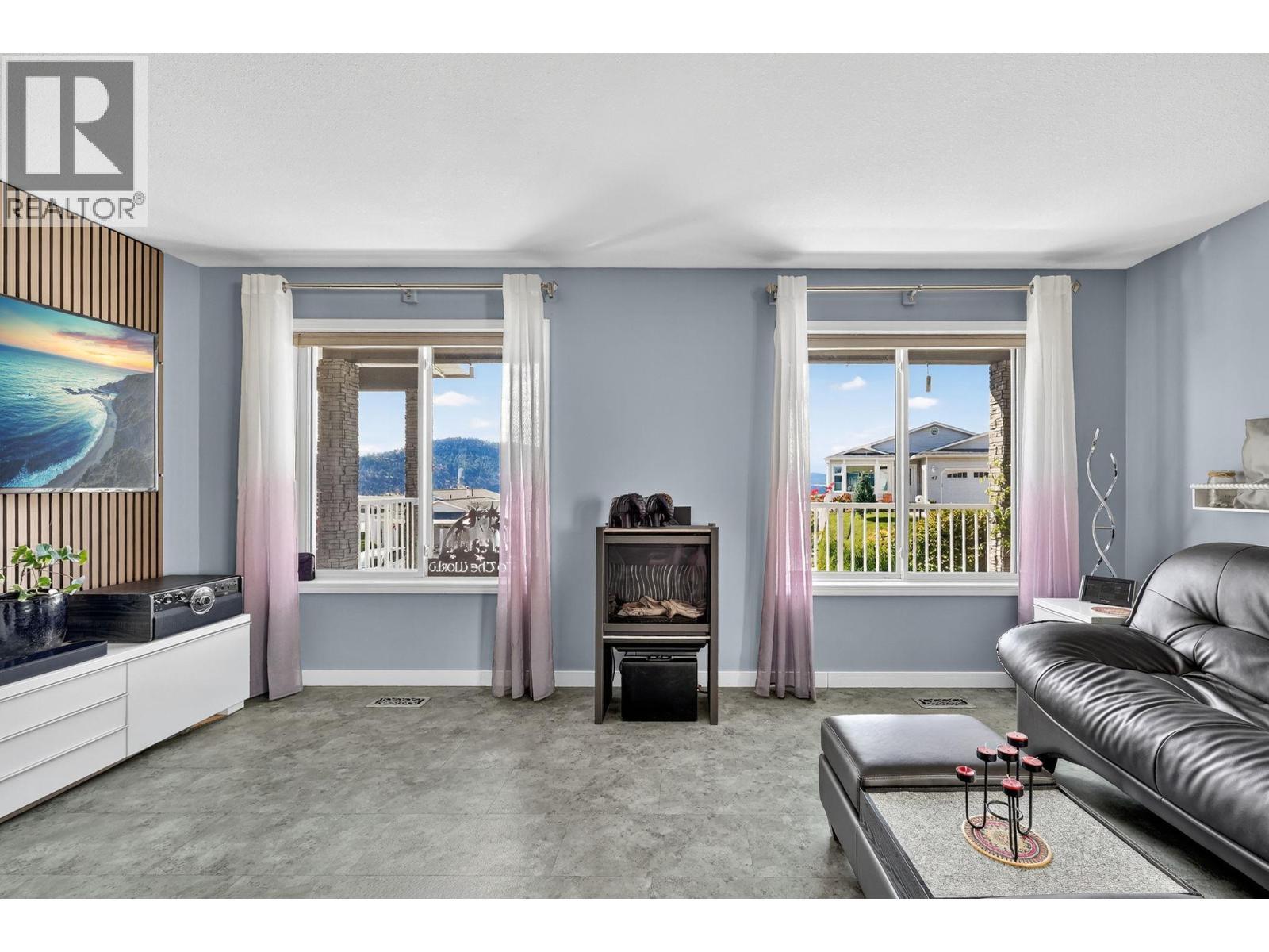 6400 Spencer Road Unit# 41, Kelowna, BC - Indoor Photo Showing Living Room