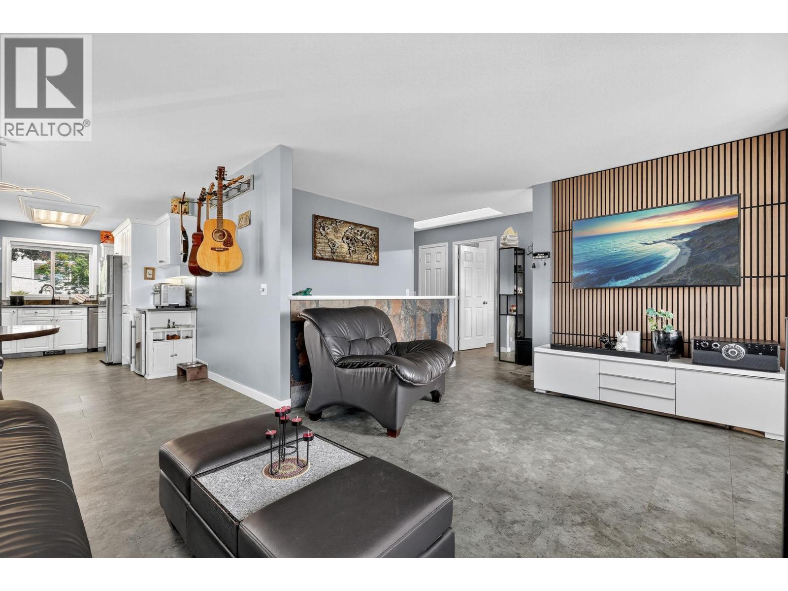 6400 Spencer Road Unit# 41, Kelowna, BC - Indoor Photo Showing Living Room