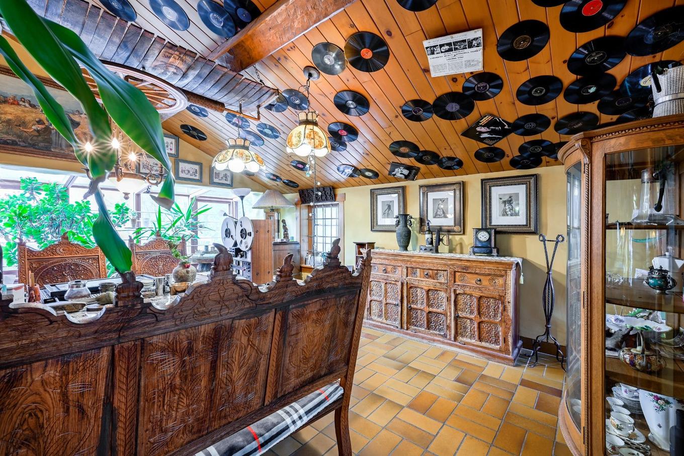 Salon - 12210 Rue Jasmin, Montréal (Ahuntsic-Cartierville), QC - Indoor Photo Showing Other Room