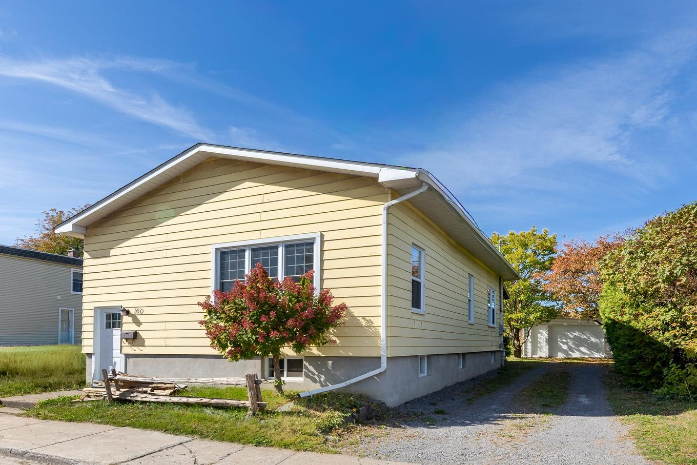 Façade - 160 Rue Larocque, Saint-Jean-Sur-Richelieu, QC - Outdoor