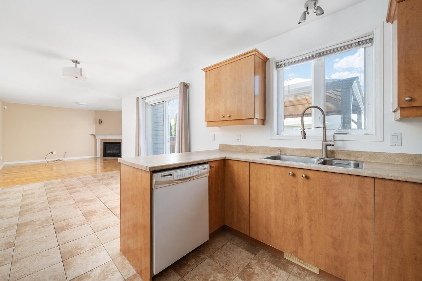 Cuisine - 178 Rue De La Belle-Plage, Vaudreuil-Dorion, QC - Indoor Photo Showing Kitchen With Double Sink