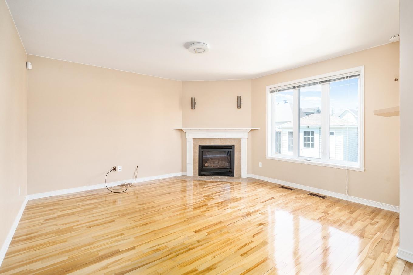 Salle familiale - 178 Rue De La Belle-Plage, Vaudreuil-Dorion, QC - Indoor Photo Showing Living Room With Fireplace