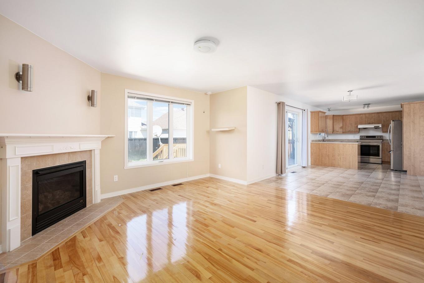 Salle familiale - 178 Rue De La Belle-Plage, Vaudreuil-Dorion, QC - Indoor Photo Showing Living Room With Fireplace