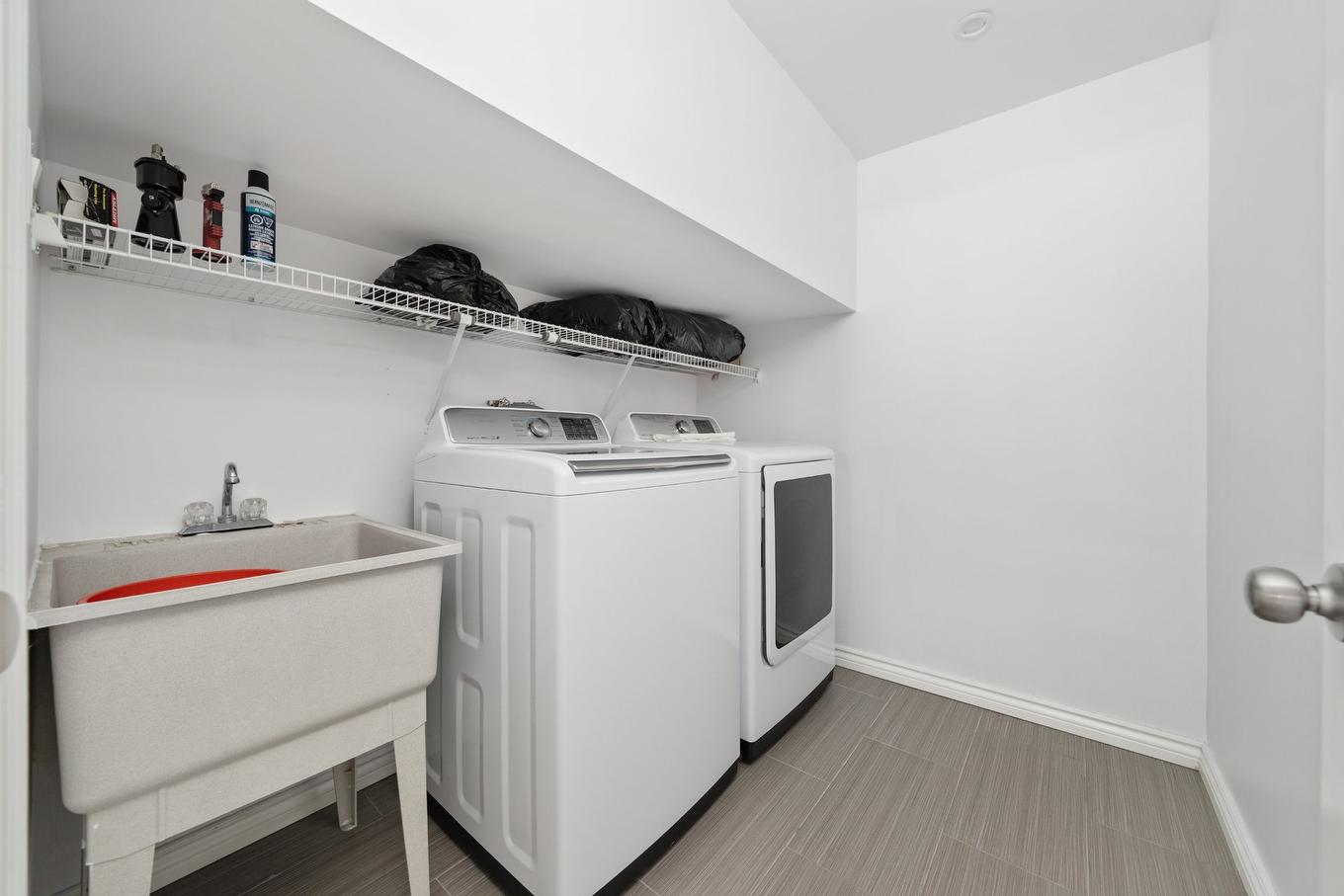 Salle de lavage - 178 Rue De La Belle-Plage, Vaudreuil-Dorion, QC - Indoor Photo Showing Laundry Room