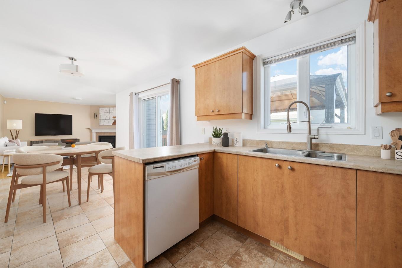Cuisine - 178 Rue De La Belle-Plage, Vaudreuil-Dorion, QC - Indoor Photo Showing Kitchen With Double Sink