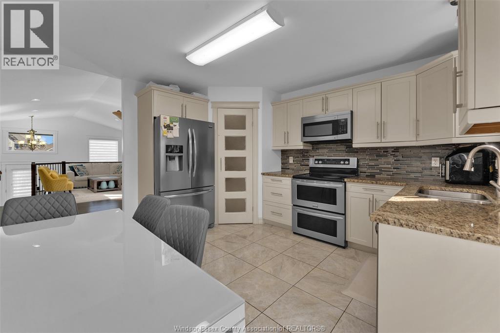 3921 Zanzibar Crescent, Windsor, ON - Indoor Photo Showing Kitchen With Double Sink