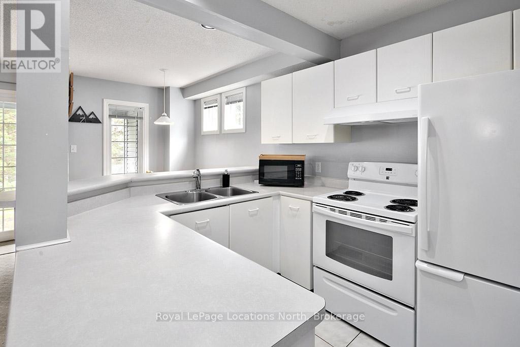 Kitchen - 38 - 146 Settlers Way, Blue Mountains, ON - Indoor Photo Showing Kitchen With Double Sink