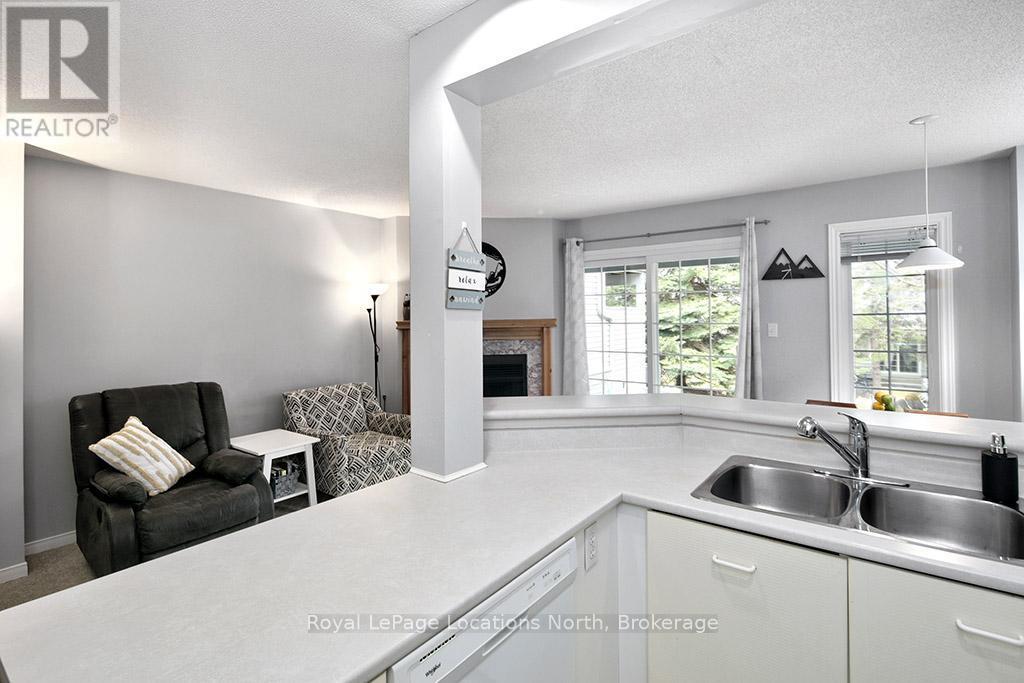 38 - 146 Settlers Way, Blue Mountains, ON - Indoor Photo Showing Kitchen With Double Sink