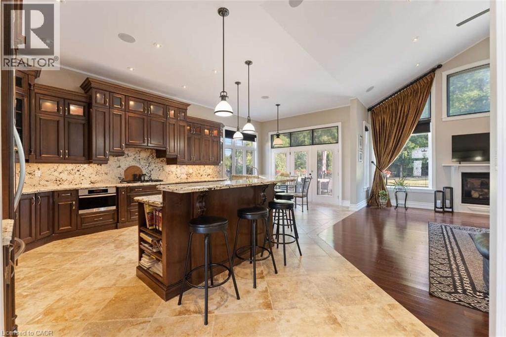 82 Margaret Avenue, Stoney Creek, ON - Indoor Photo Showing Kitchen With Upgraded Kitchen