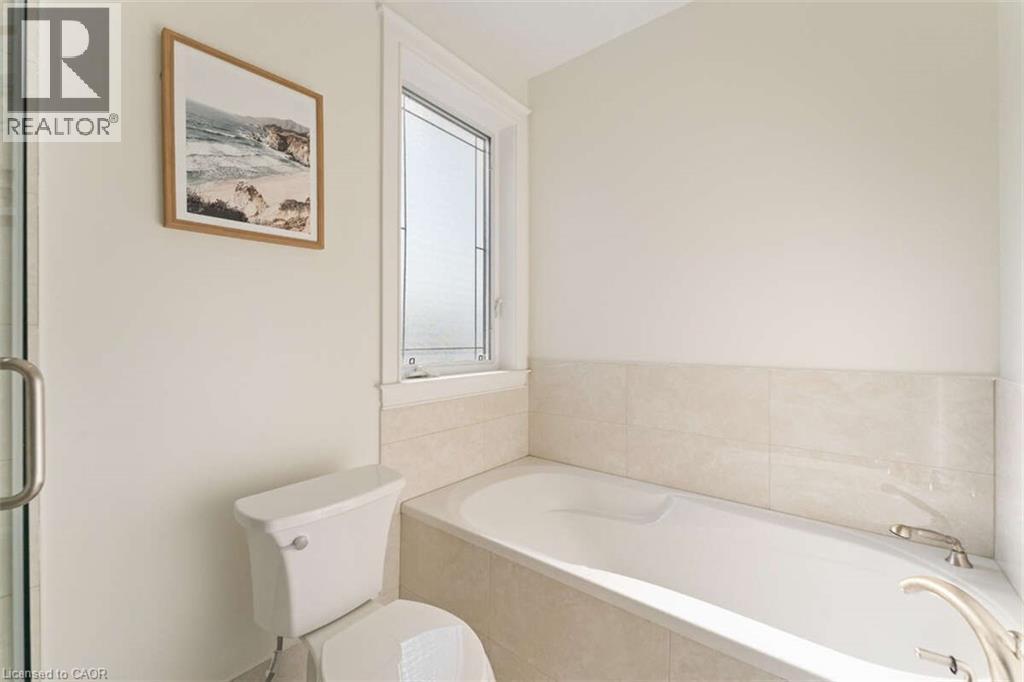 82 Margaret Avenue, Stoney Creek, ON - Indoor Photo Showing Bathroom