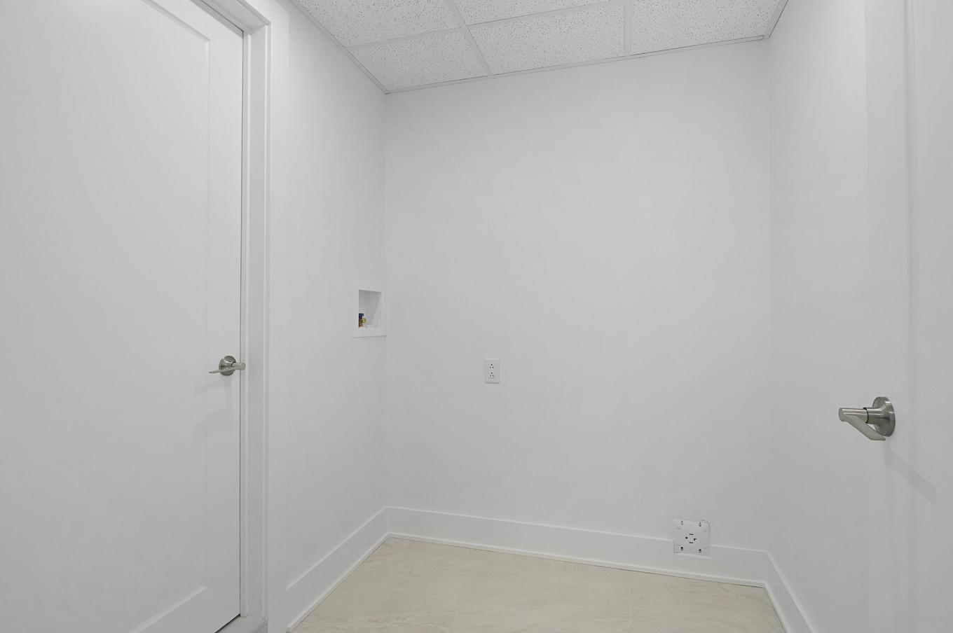 Salle de lavage - 17160 Boul. Gouin O., Montréal (Pierrefonds-Roxboro), QC - Indoor Photo Showing Other Room