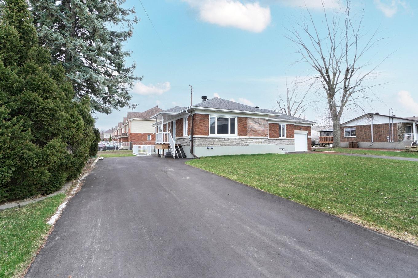 Façade - 17160 Boul. Gouin O., Montréal (Pierrefonds-Roxboro), QC - Outdoor