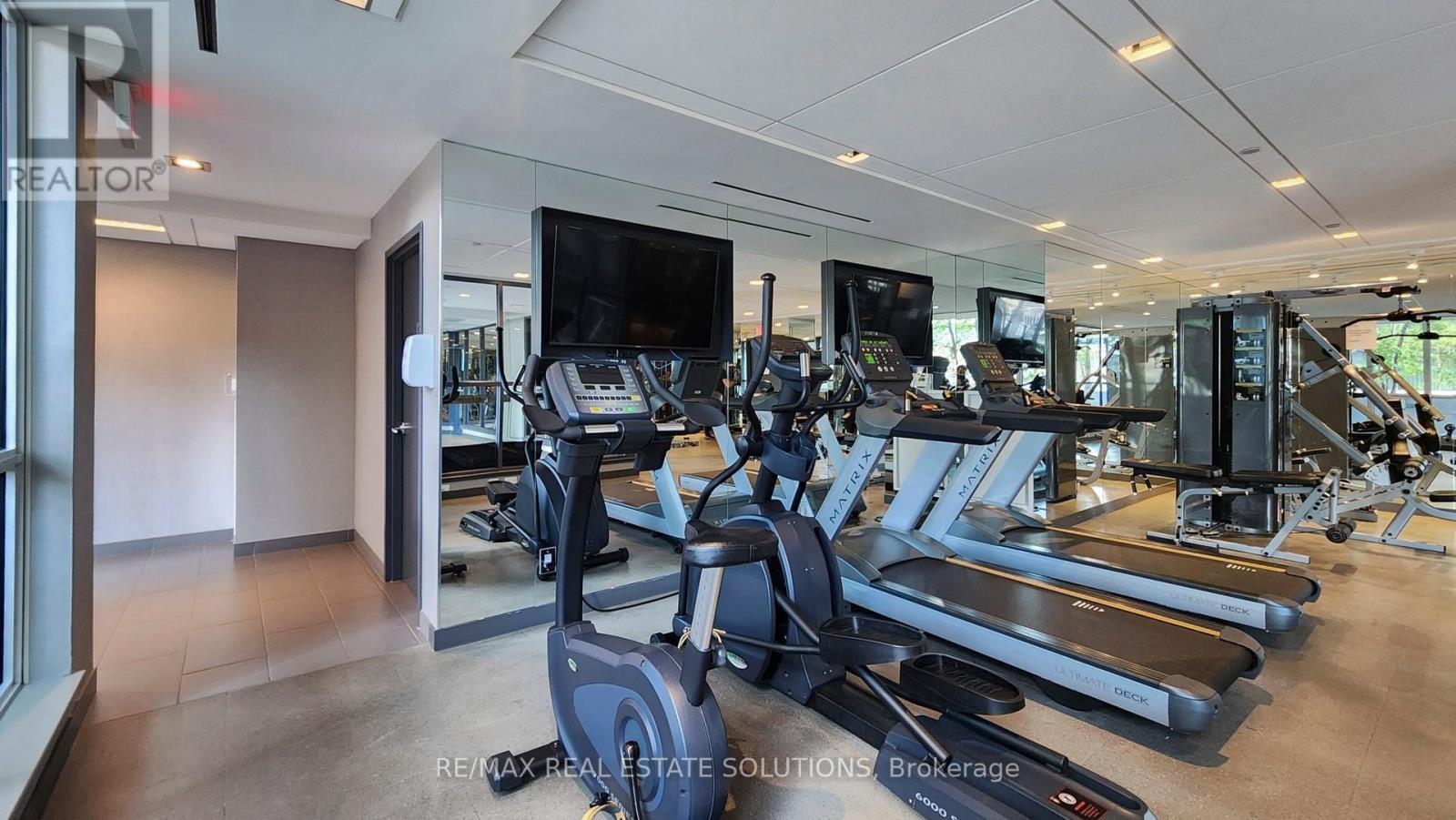 1303 - 210 Simcoe Street, Toronto, ON - Indoor Photo Showing Gym Room