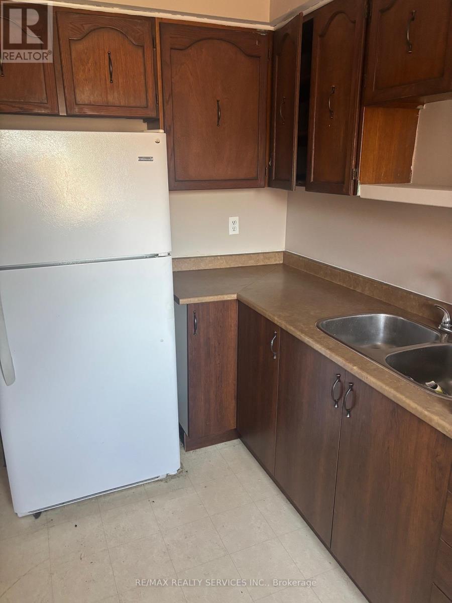 119 Moregate Crescent, Brampton, ON - Indoor Photo Showing Kitchen With Double Sink
