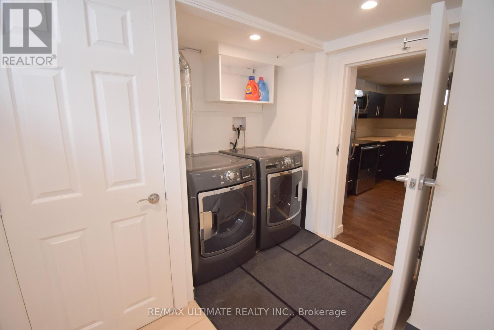 B - 205 Innisfil Street, Barrie, ON - Indoor Photo Showing Laundry Room