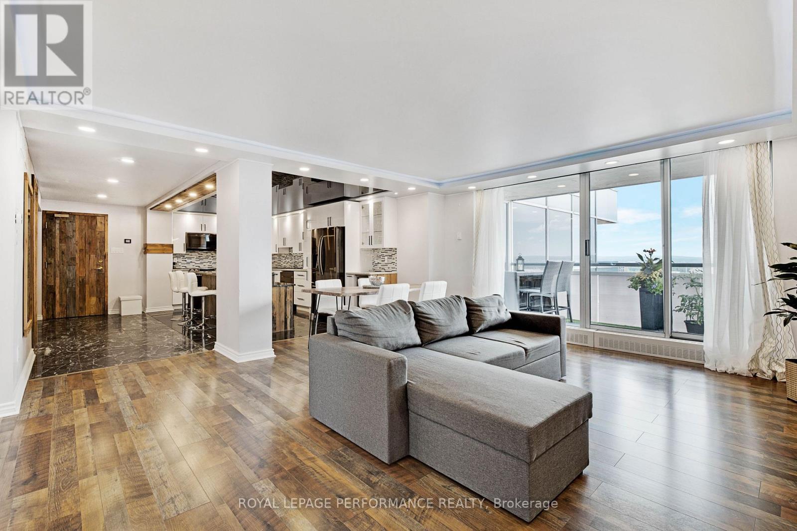 1905 - 160 George Street, Ottawa, ON - Indoor Photo Showing Living Room
