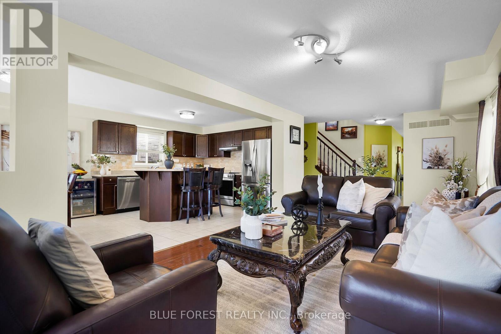 3303 Jinnies Way, London South (South W), ON - Indoor Photo Showing Living Room