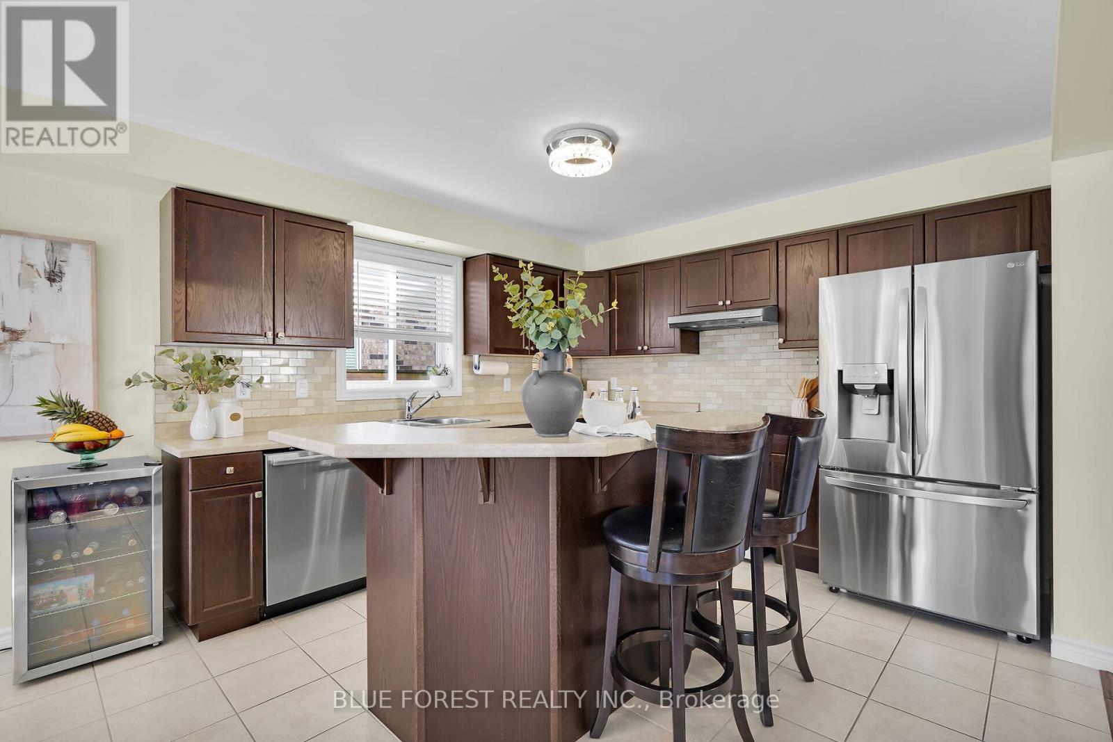 3303 Jinnies Way, London South (South W), ON - Indoor Photo Showing Kitchen With Upgraded Kitchen