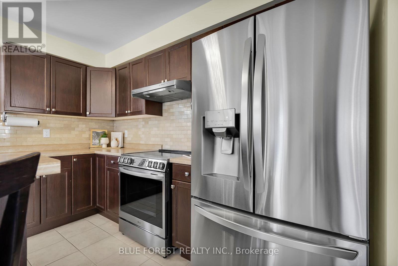3303 Jinnies Way, London South (South W), ON - Indoor Photo Showing Kitchen