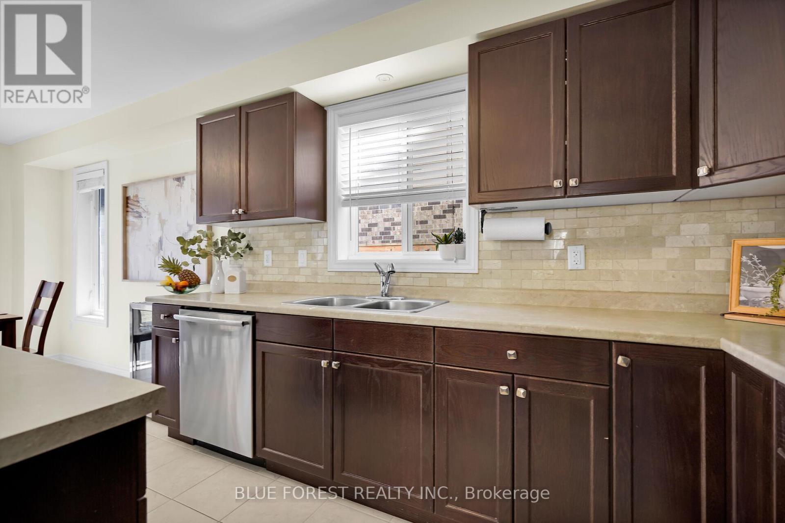 3303 Jinnies Way, London South (South W), ON - Indoor Photo Showing Kitchen With Double Sink