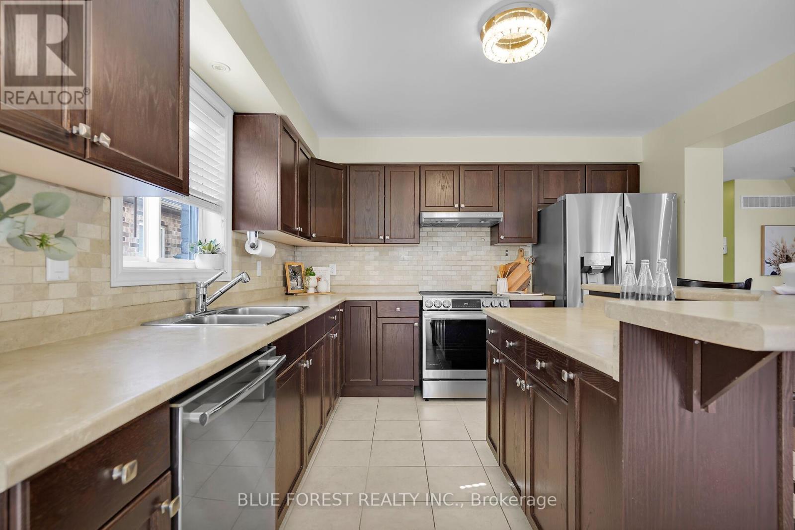 3303 Jinnies Way, London South (South W), ON - Indoor Photo Showing Kitchen With Double Sink