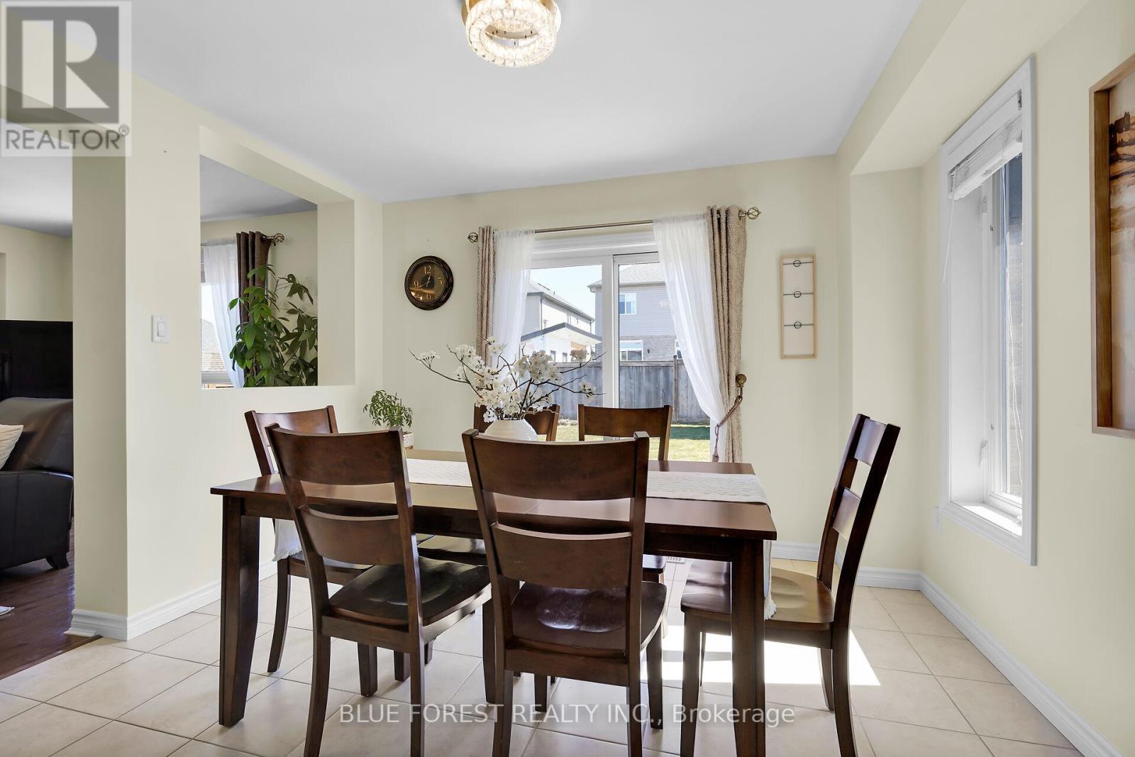 3303 Jinnies Way, London South (South W), ON - Indoor Photo Showing Dining Room