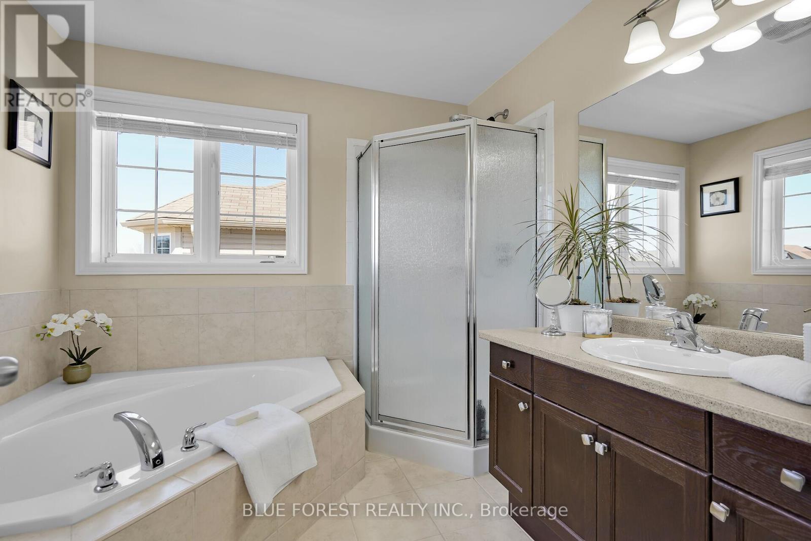 3303 Jinnies Way, London South (South W), ON - Indoor Photo Showing Bathroom
