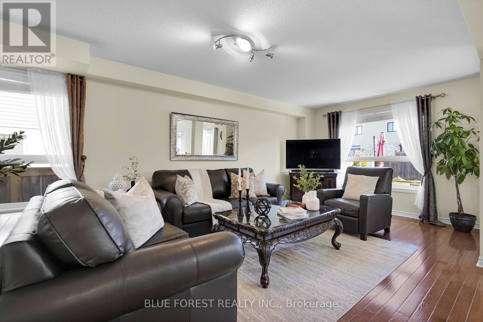 3303 Jinnies Way, London South (South W), ON - Indoor Photo Showing Living Room