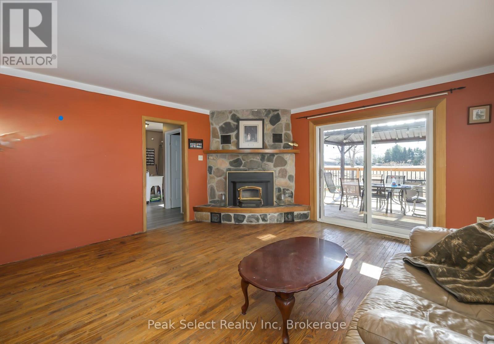 20076 Cherryhill Road, Thames Centre, ON - Indoor Photo Showing Living Room With Fireplace