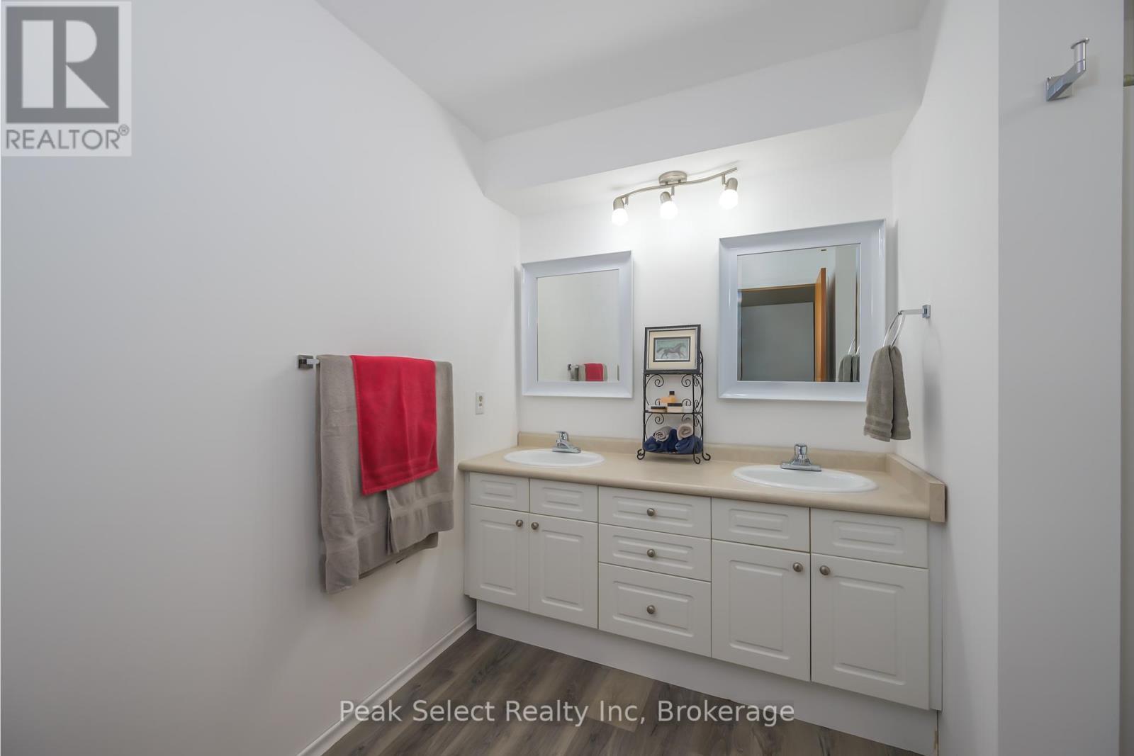 20076 Cherryhill Road, Thames Centre, ON - Indoor Photo Showing Bathroom