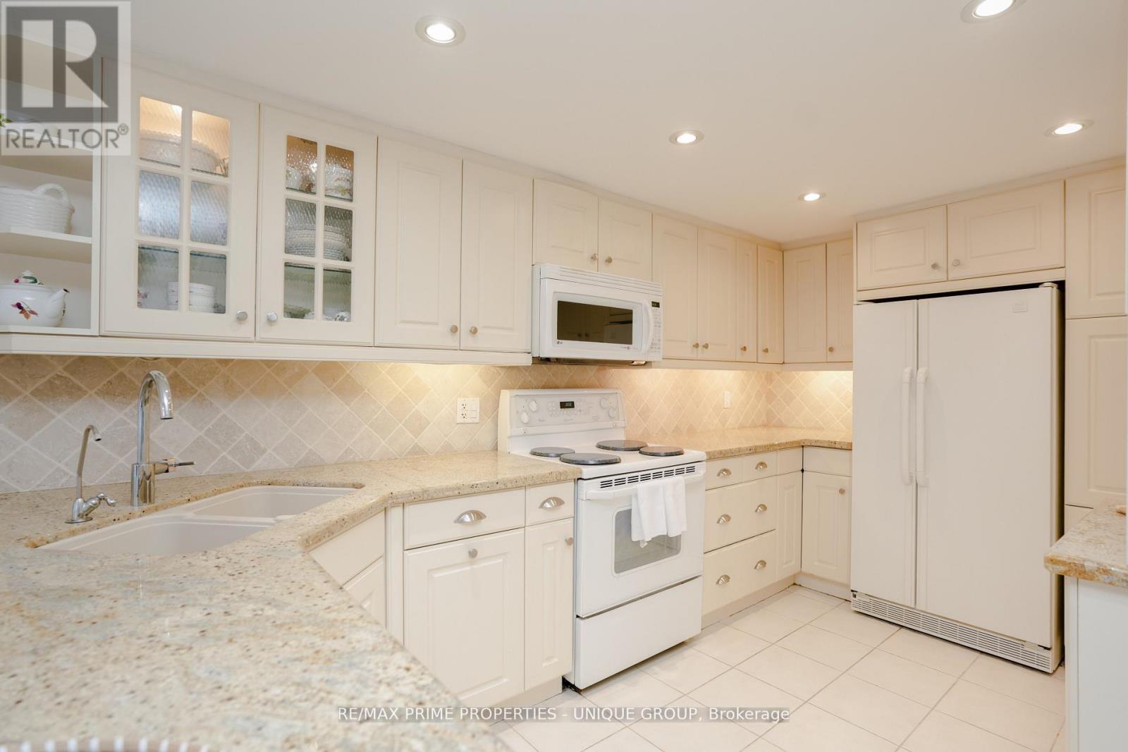 9 Longwater Chase, Markham, ON - Indoor Photo Showing Kitchen With Double Sink