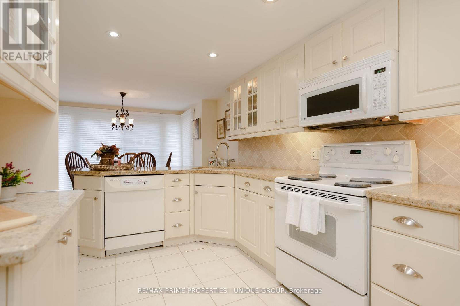 9 Longwater Chase, Markham, ON - Indoor Photo Showing Kitchen