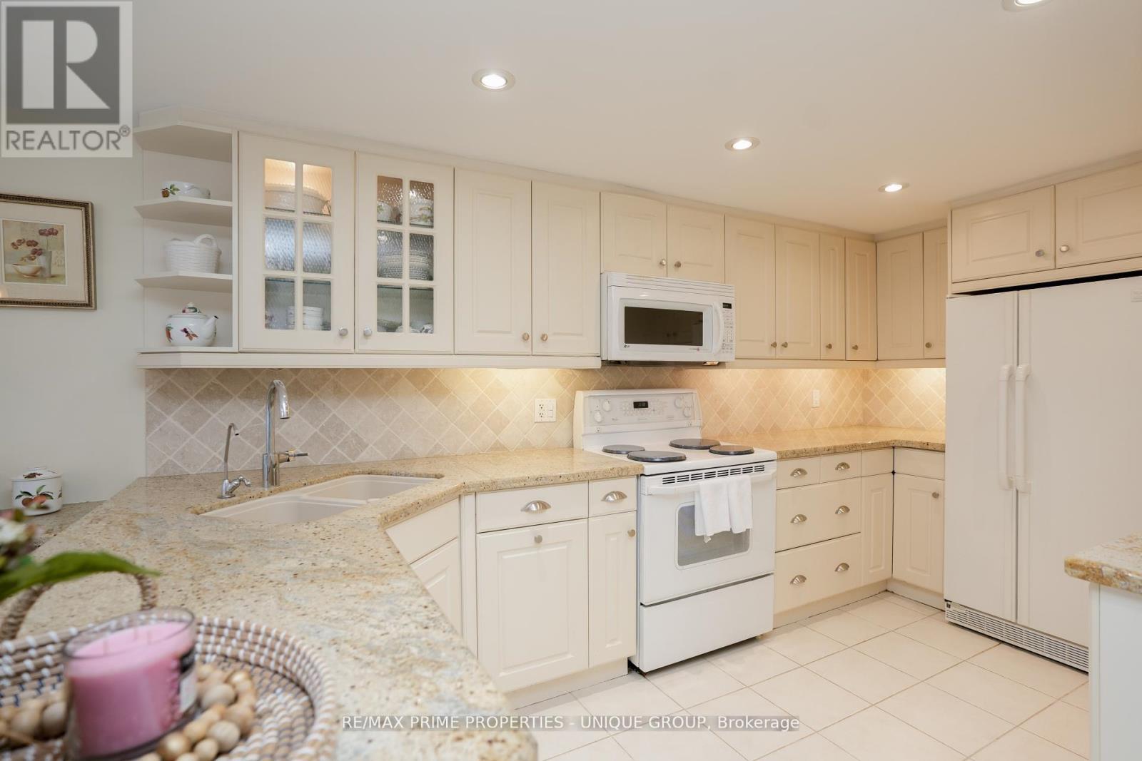 9 Longwater Chase, Markham, ON - Indoor Photo Showing Kitchen With Double Sink