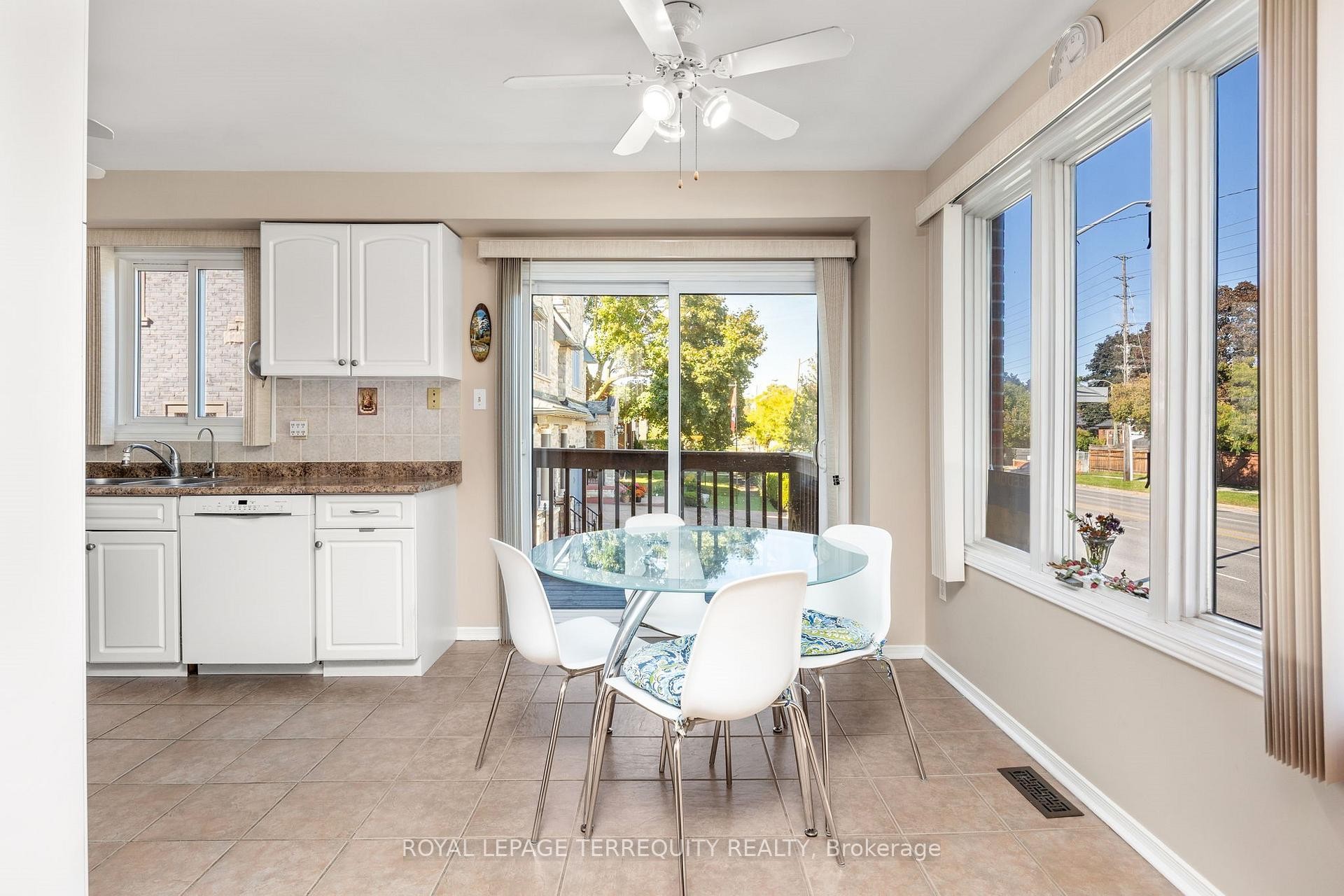 526 Renforth Drive, Toronto, ON - Indoor