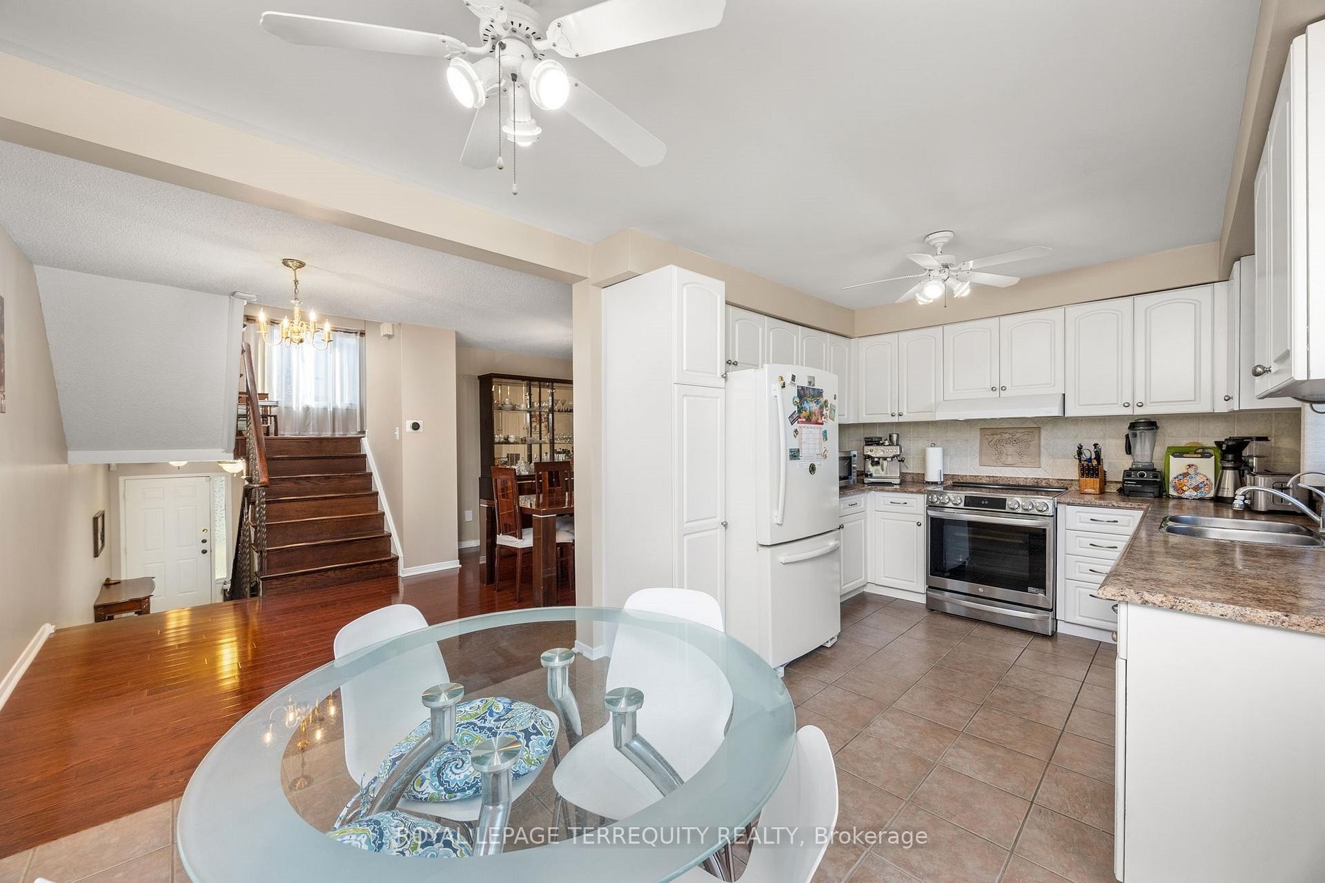 526 Renforth Drive, Toronto, ON - Indoor