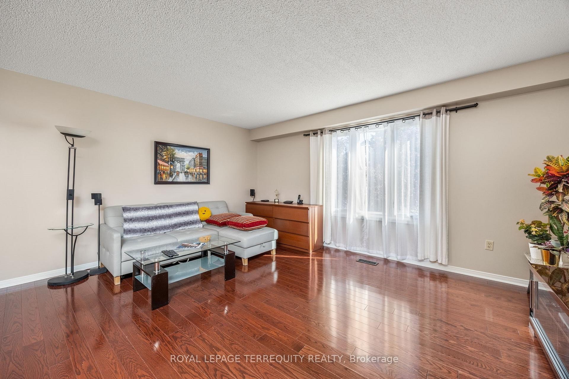 526 Renforth Drive, Toronto, ON - Indoor