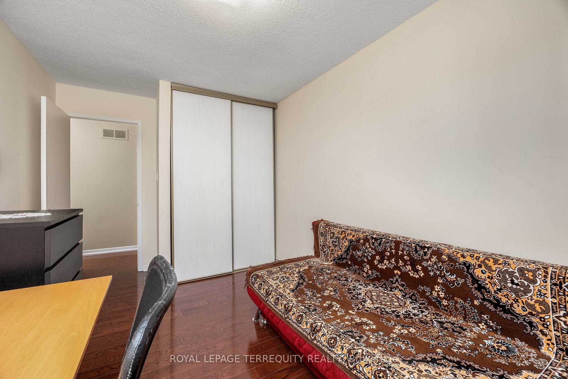 526 Renforth Drive, Toronto, ON - Indoor