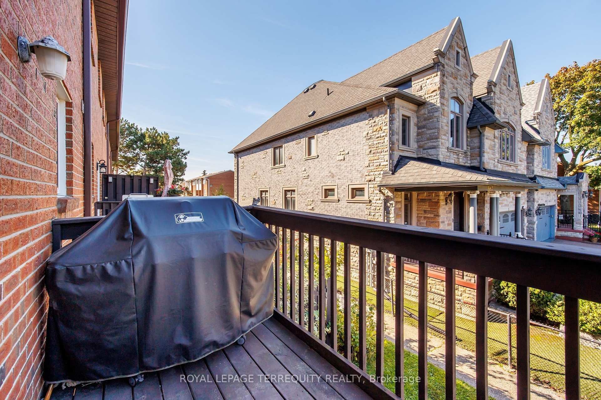 526 Renforth Drive, Toronto, ON - Outdoor