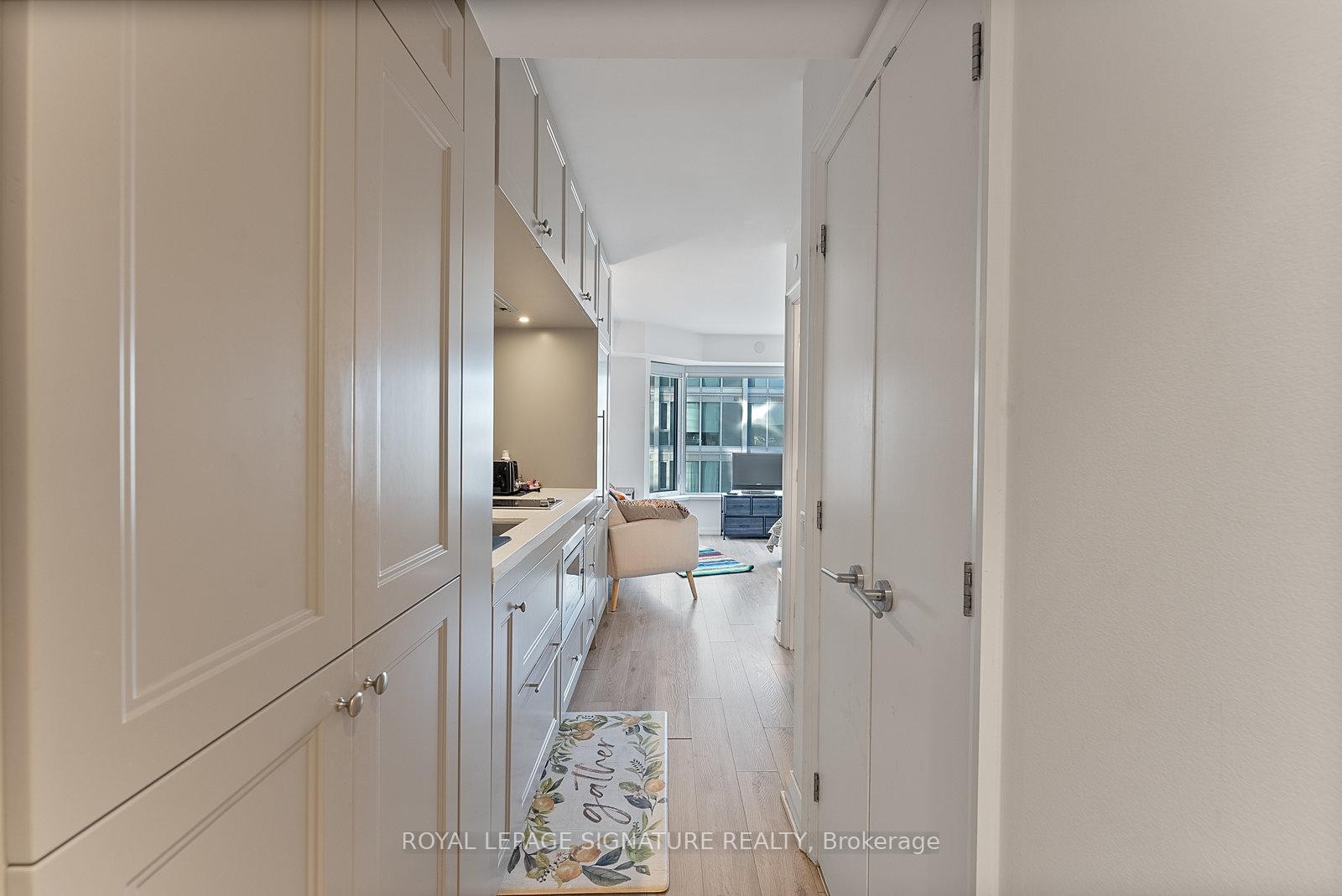 1013-155 Yorkville Avenue, Toronto, ON - Indoor Photo Showing Other Room