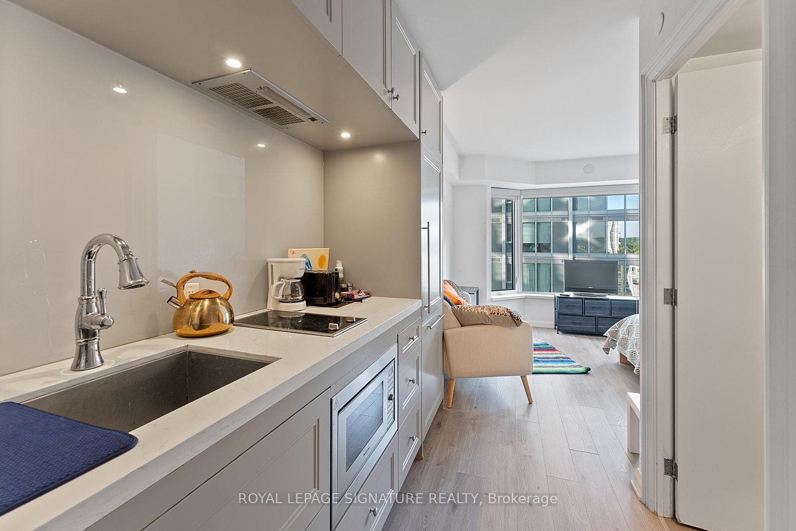 1013-155 Yorkville Avenue, Toronto, ON - Indoor Photo Showing Kitchen