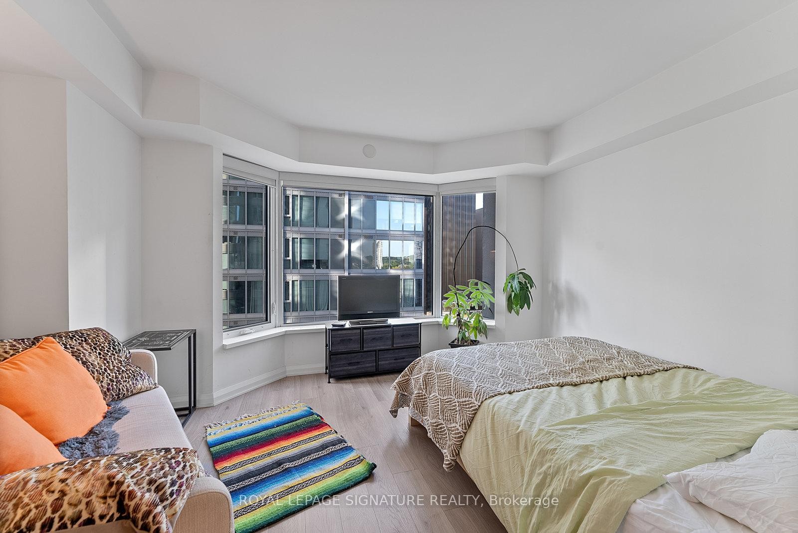 1013-155 Yorkville Avenue, Toronto, ON - Indoor Photo Showing Bedroom