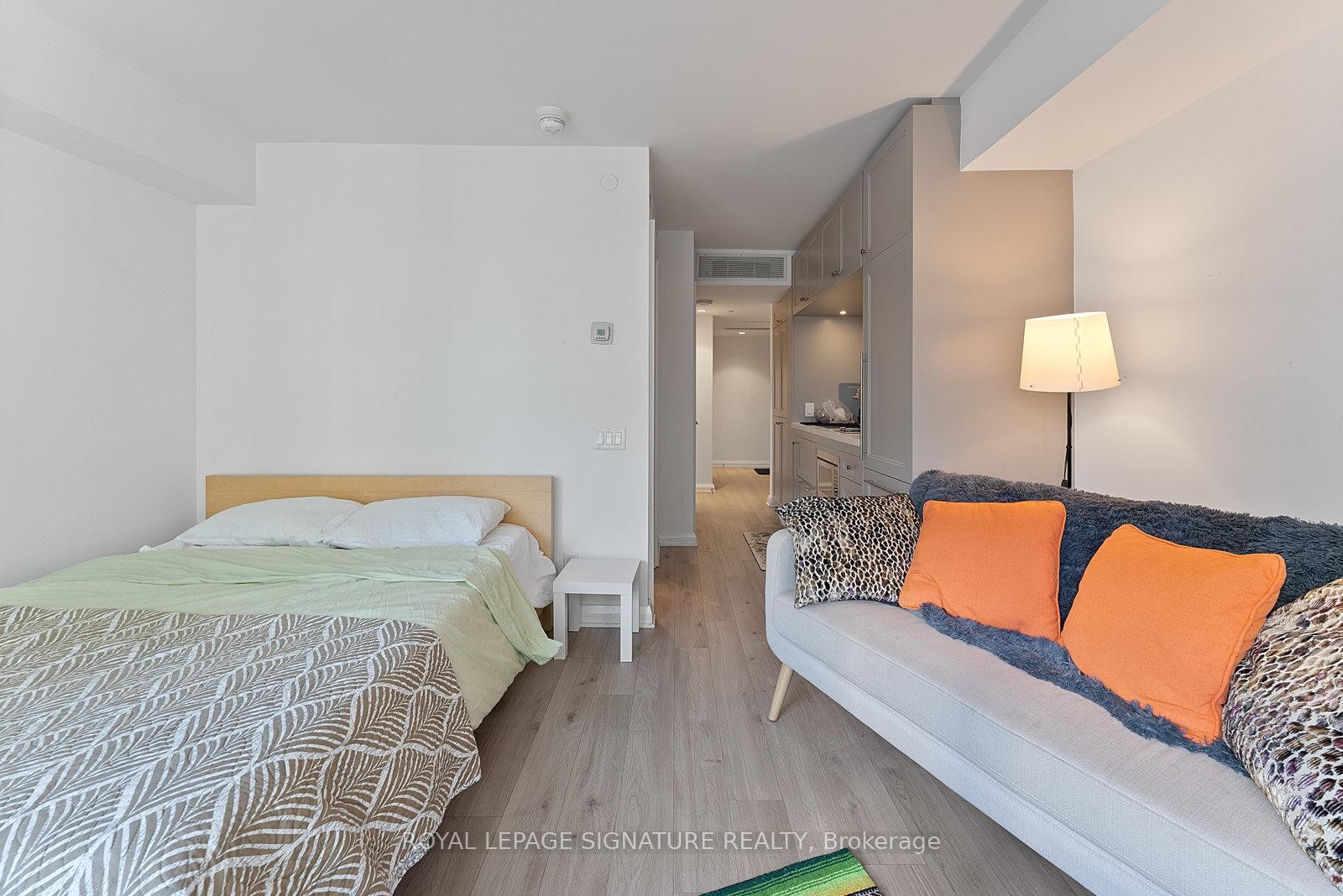 1013-155 Yorkville Avenue, Toronto, ON - Indoor Photo Showing Bedroom