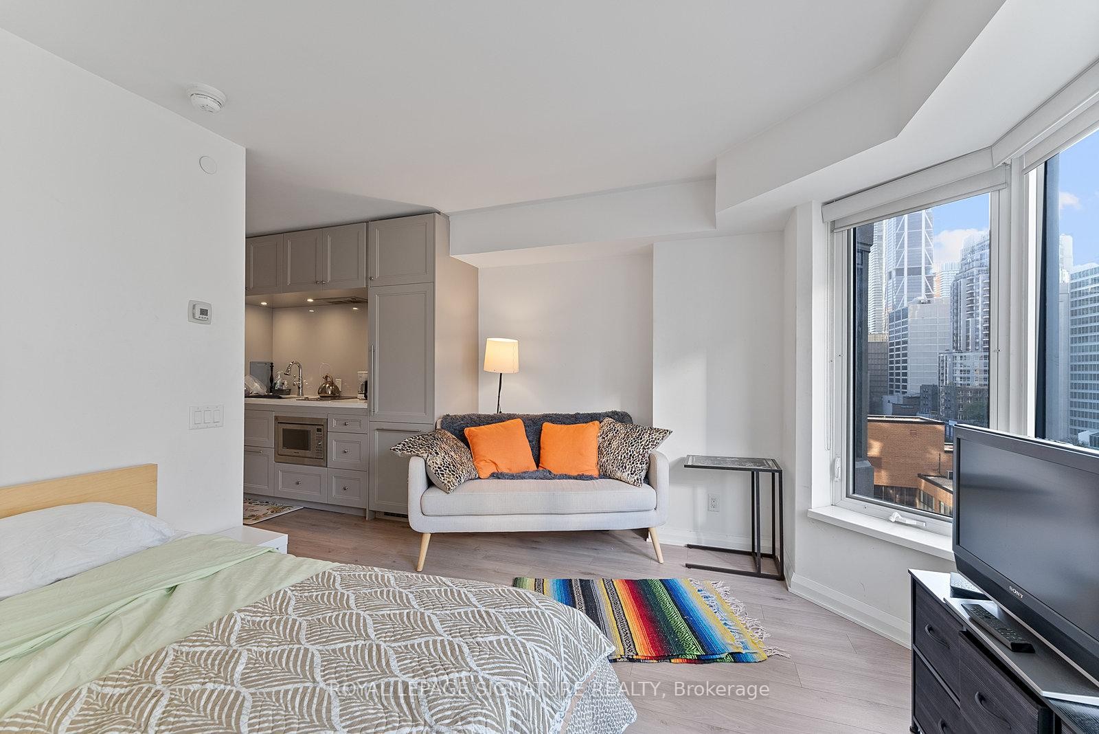 1013-155 Yorkville Avenue, Toronto, ON - Indoor Photo Showing Living Room