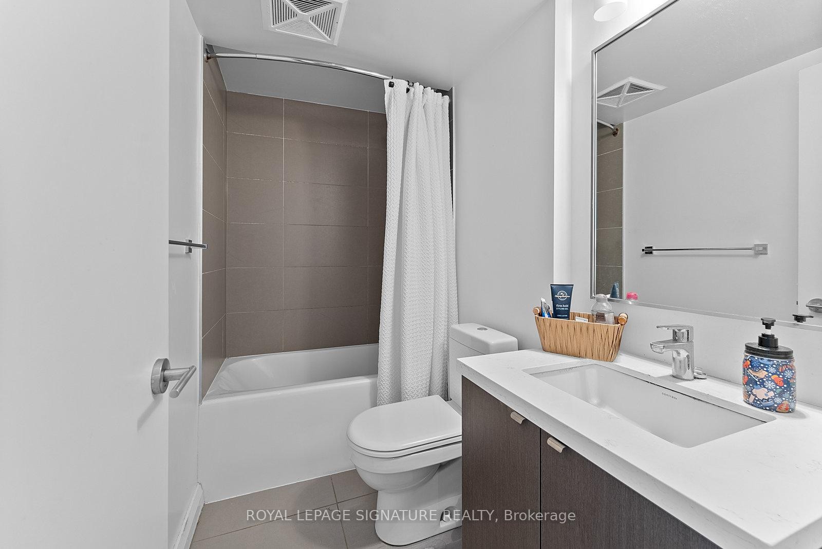 1013-155 Yorkville Avenue, Toronto, ON - Indoor Photo Showing Bathroom