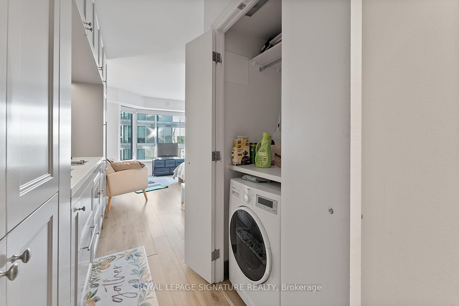 1013-155 Yorkville Avenue, Toronto, ON - Indoor Photo Showing Laundry Room