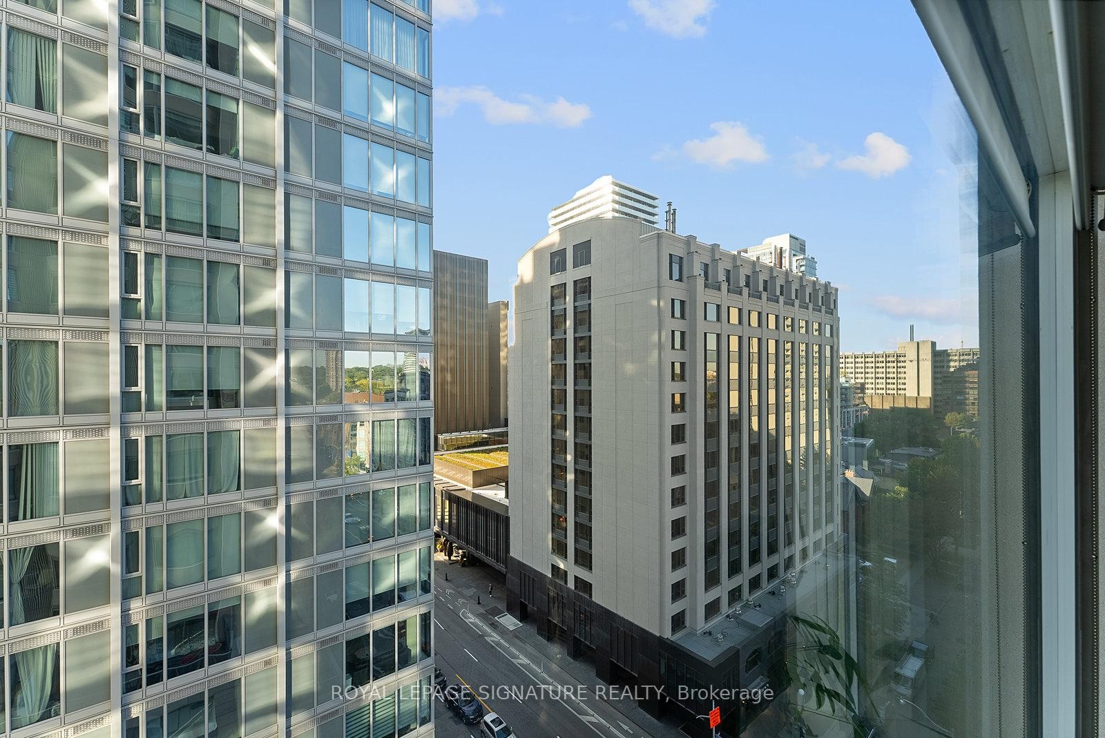 1013-155 Yorkville Avenue, Toronto, ON - Outdoor