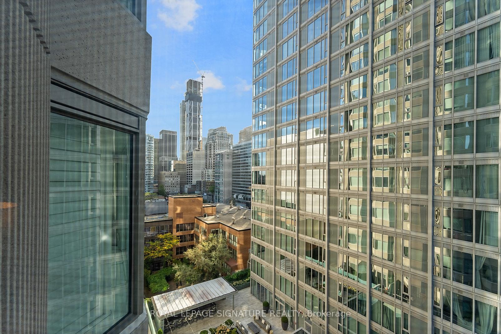 1013-155 Yorkville Avenue, Toronto, ON - Outdoor