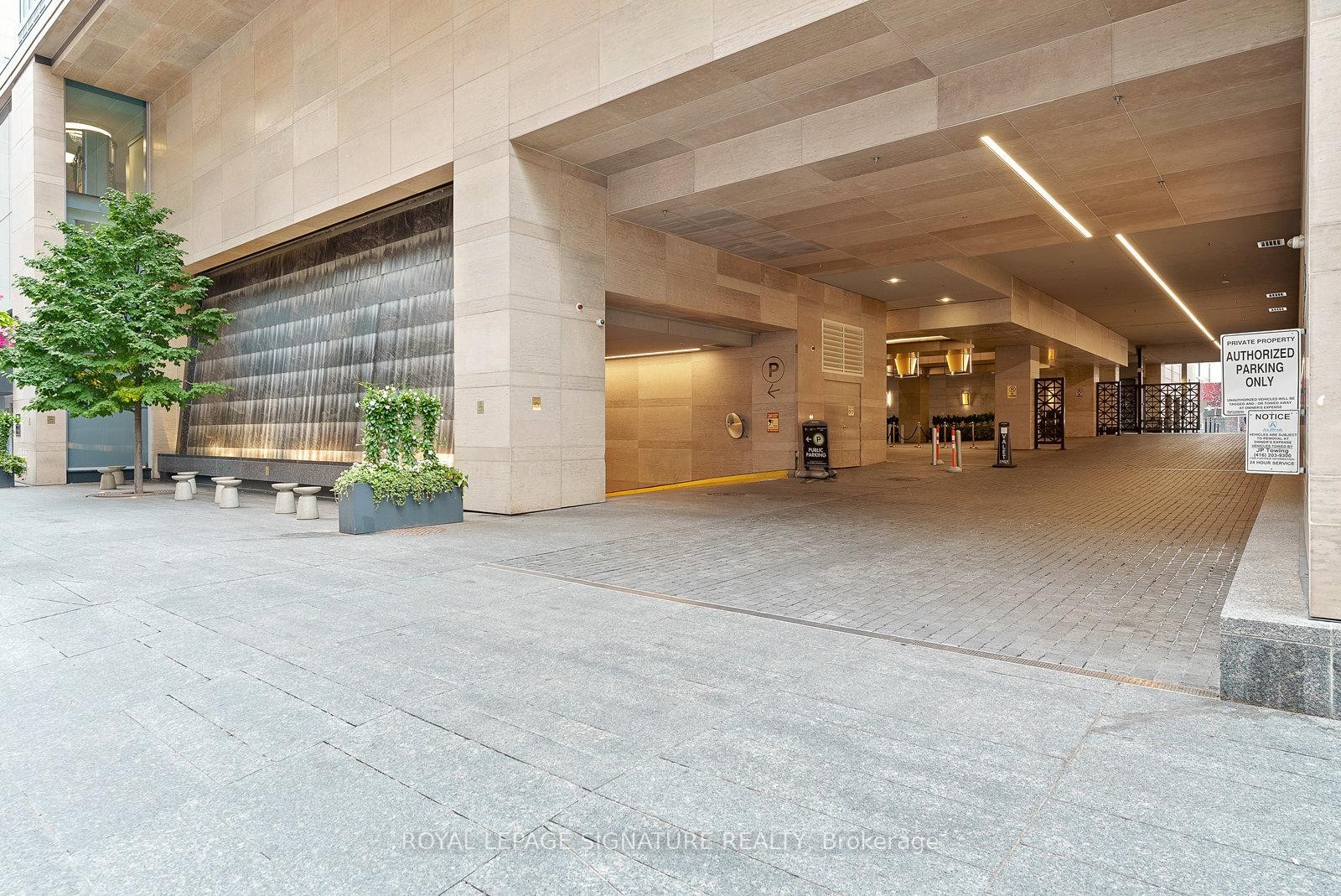 1013-155 Yorkville Avenue, Toronto, ON - Indoor Photo Showing Other Room