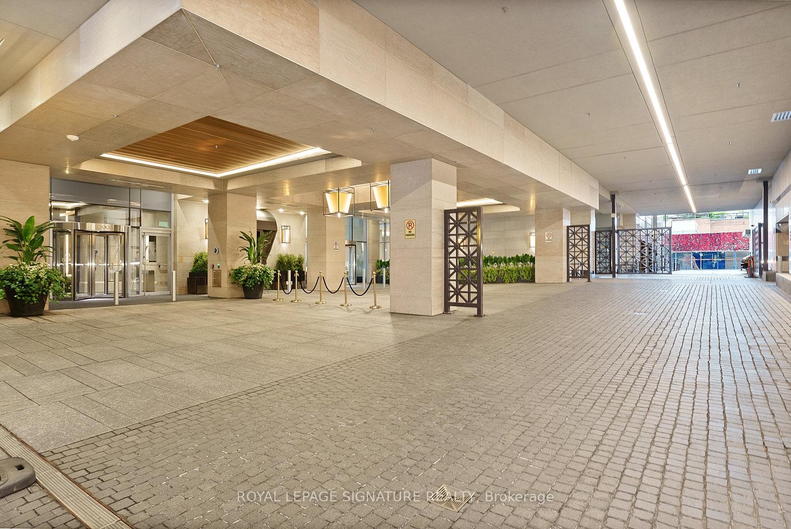 1013-155 Yorkville Avenue, Toronto, ON - Indoor Photo Showing Other Room