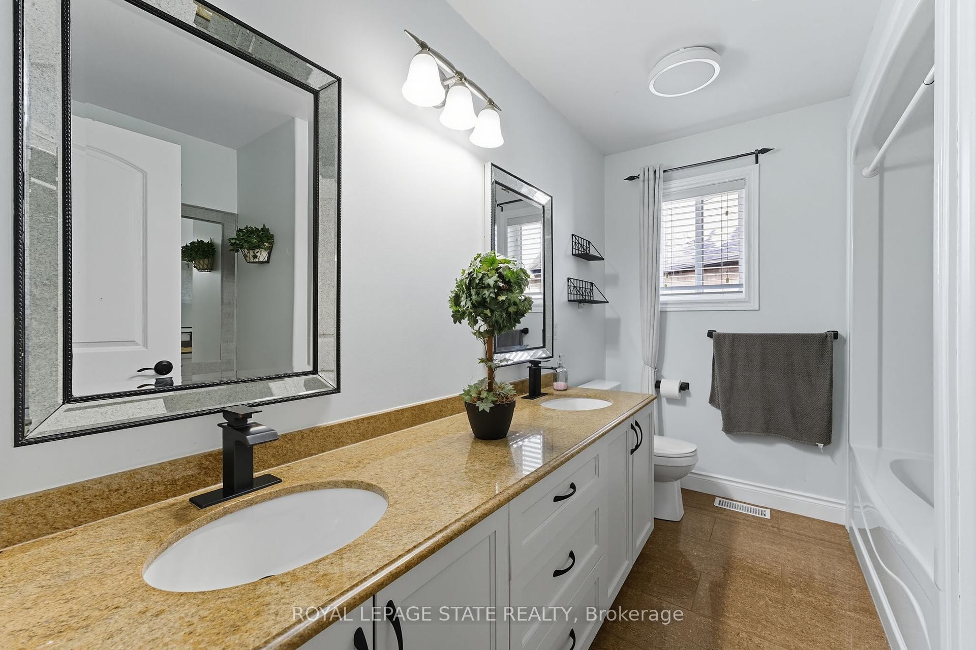 23 Kellogg Avenue, Hamilton, ON - Indoor Photo Showing Bathroom